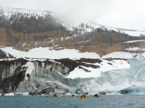 Remando ao lado de uma grande geleira em Brown Bluff, na Antártida